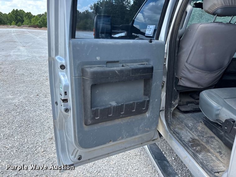 image for item FG0528 2016 Ford F350 Super Duty Crew Cab flatbed pickup truck