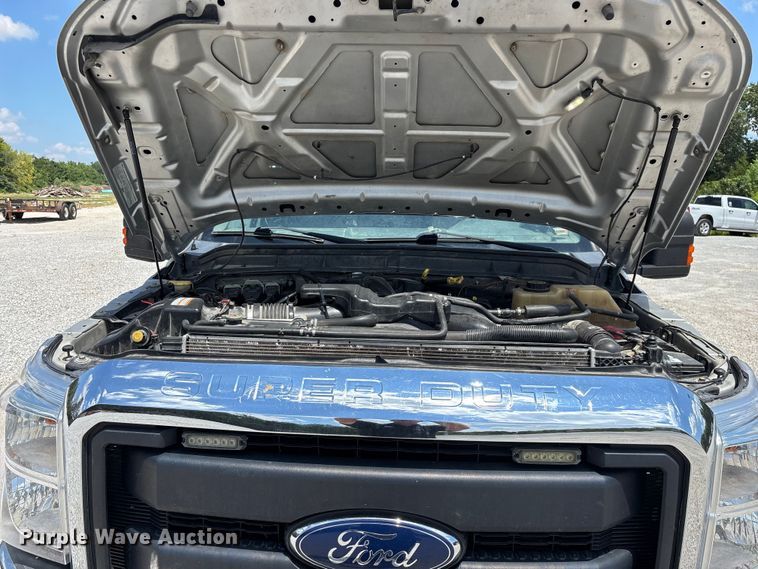 image for item FG0528 2016 Ford F350 Super Duty Crew Cab flatbed pickup truck
