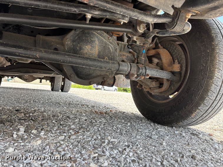 image for item FG0528 2016 Ford F350 Super Duty Crew Cab flatbed pickup truck