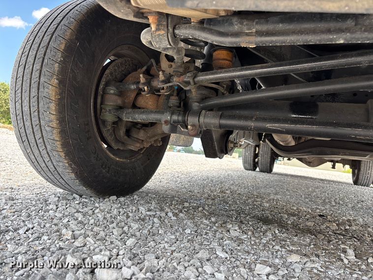 image for item FG0528 2016 Ford F350 Super Duty Crew Cab flatbed pickup truck