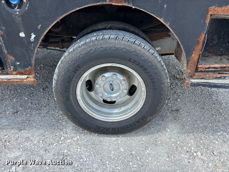 image for item FG0528 2016 Ford F350 Super Duty Crew Cab flatbed pickup truck