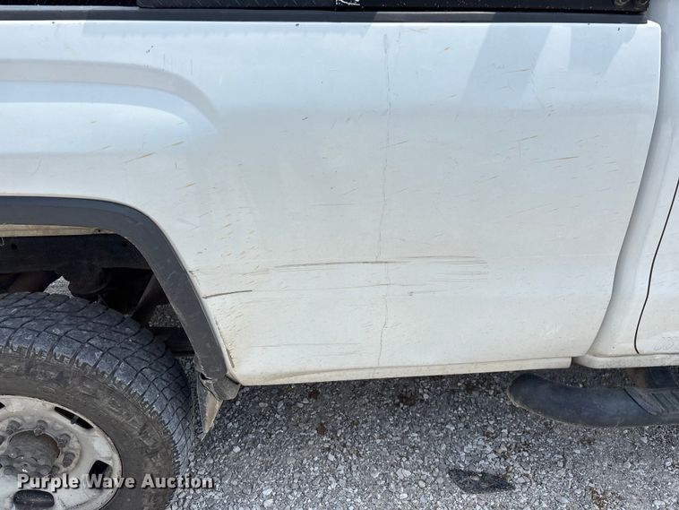 image for item FG0530 2015 GMC Sierra 2500HD Crew Cab pickup truck