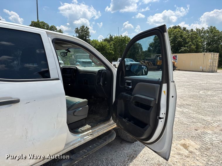 image for item FG0530 2015 GMC Sierra 2500HD Crew Cab pickup truck