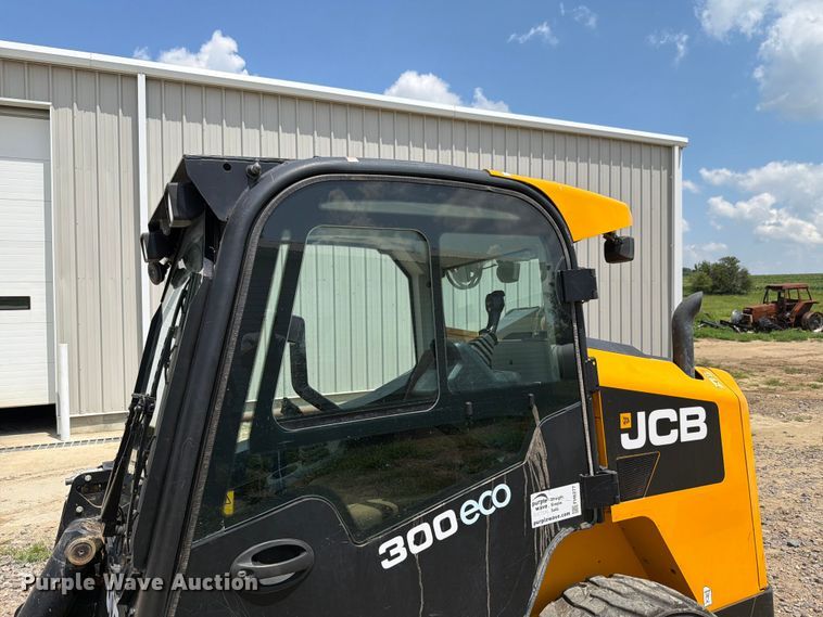 image for item FH6277 2014 JCB 300 T4 skid steer loader
