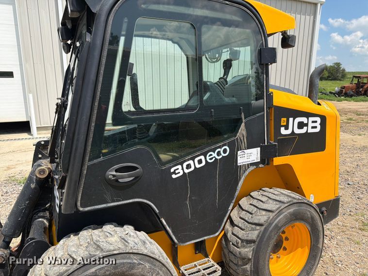 image for item FH6277 2014 JCB 300 T4 skid steer loader