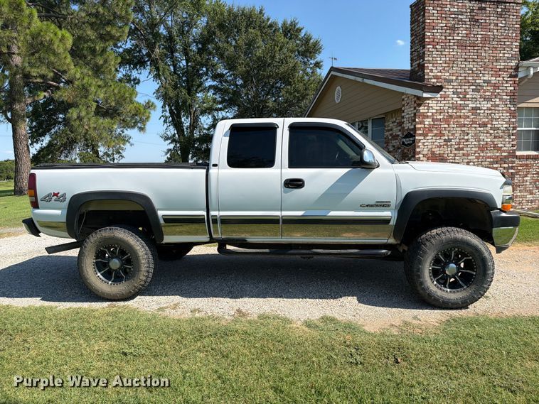 image for item FI0290 2002 Chevrolet 2500HD Ext. Cab pickup truck