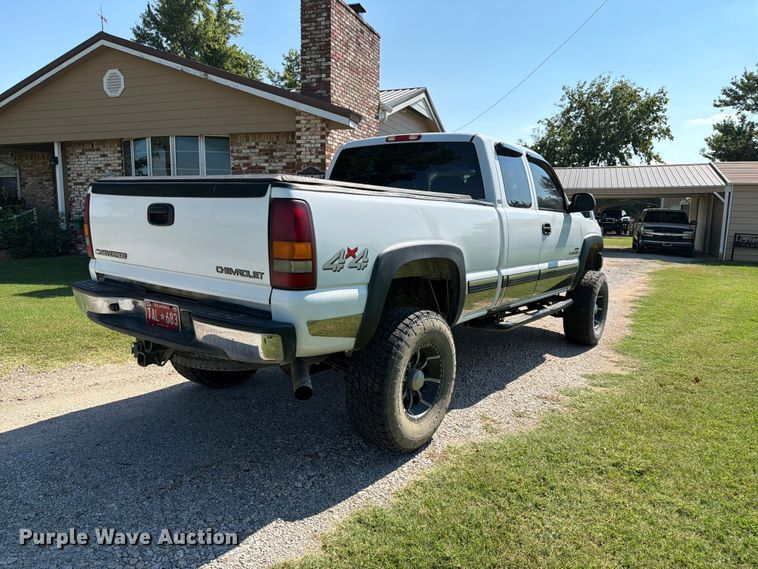 image for item FI0290 2002 Chevrolet 2500HD Ext. Cab pickup truck