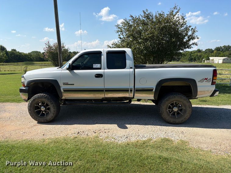 image for item FI0290 2002 Chevrolet 2500HD Ext. Cab pickup truck