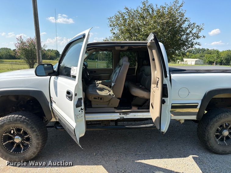 image for item FI0290 2002 Chevrolet 2500HD Ext. Cab pickup truck