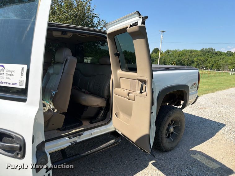 image for item FI0290 2002 Chevrolet 2500HD Ext. Cab pickup truck