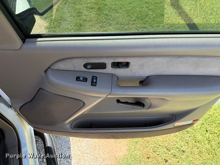 image for item FI0290 2002 Chevrolet 2500HD Ext. Cab pickup truck
