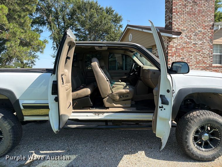 image for item FI0290 2002 Chevrolet 2500HD Ext. Cab pickup truck