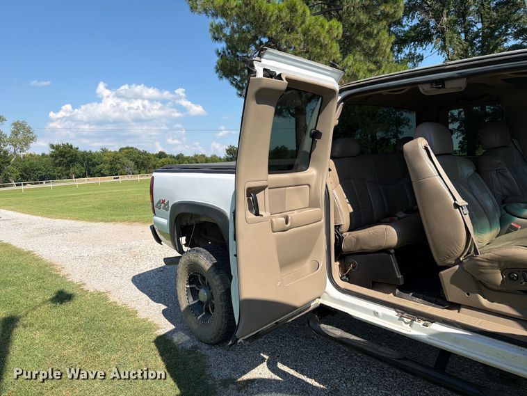 image for item FI0290 2002 Chevrolet 2500HD Ext. Cab pickup truck