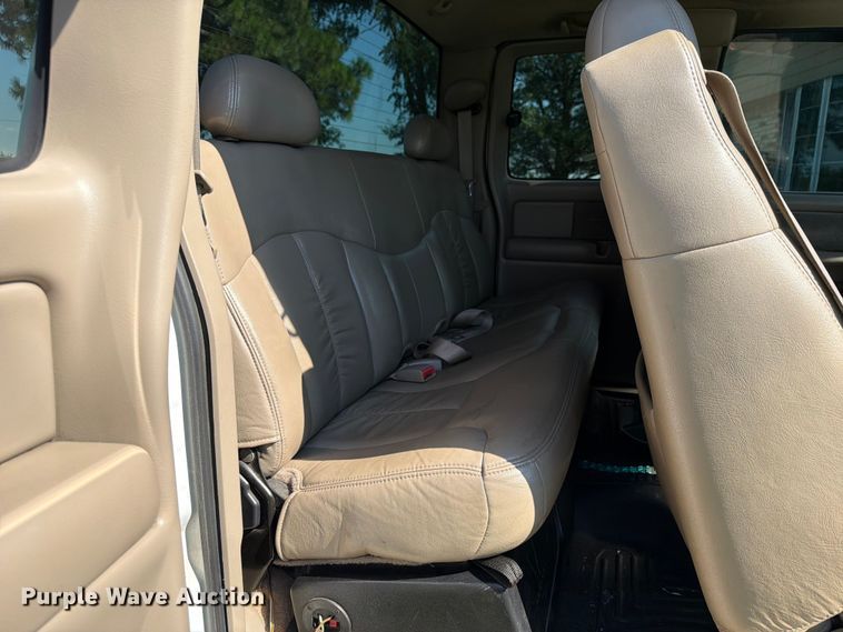 image for item FI0290 2002 Chevrolet 2500HD Ext. Cab pickup truck