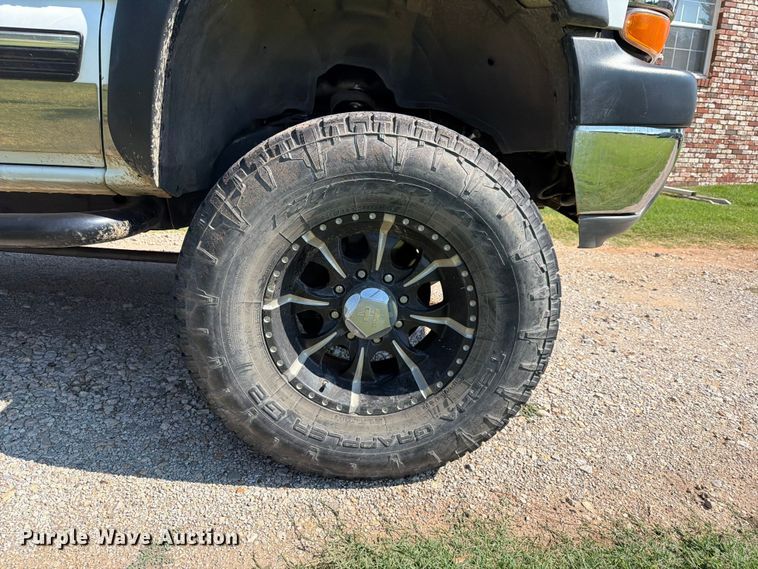 image for item FI0290 2002 Chevrolet 2500HD Ext. Cab pickup truck