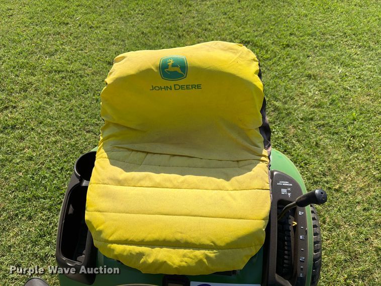 image for item FI0291 2007 John Deere LA115 lawn mower