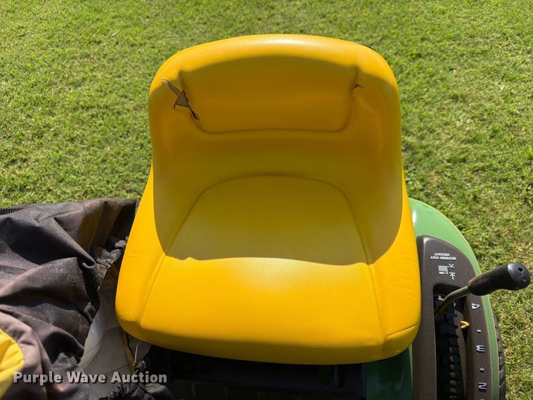 image for item FI0291 2007 John Deere LA115 lawn mower
