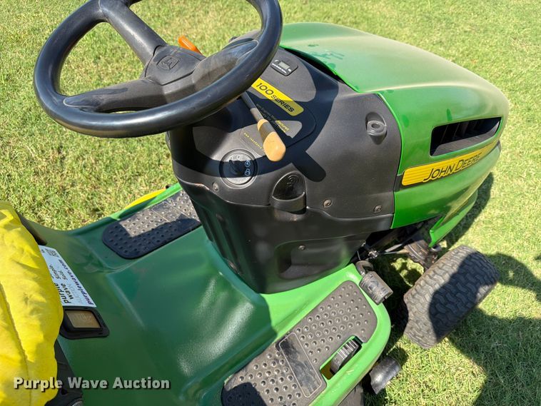 image for item FI0291 2007 John Deere LA115 lawn mower