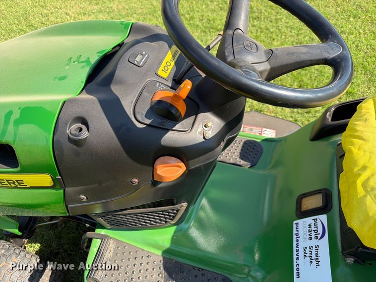 image for item FI0291 2007 John Deere LA115 lawn mower