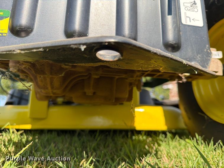image for item FI0291 2007 John Deere LA115 lawn mower