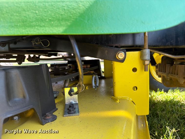 image for item FI0291 2007 John Deere LA115 lawn mower