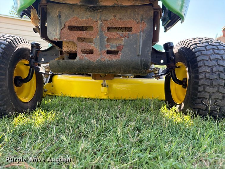 image for item FI0291 2007 John Deere LA115 lawn mower