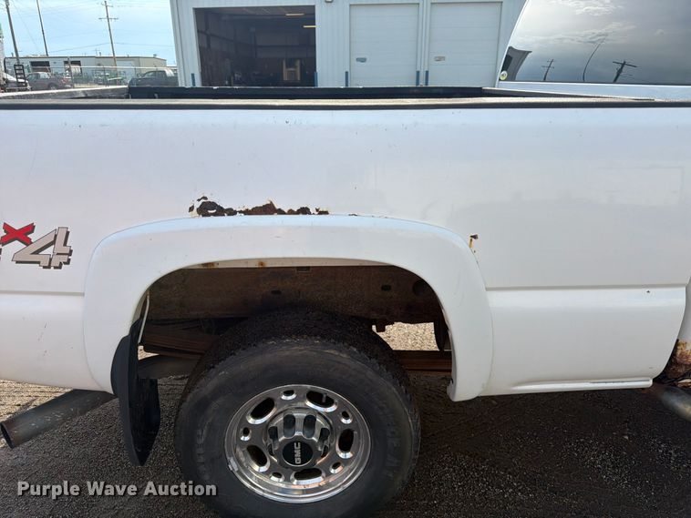 image for item FK3009 2006 GMC Sierra 2500HD Crew Cab pickup truck
