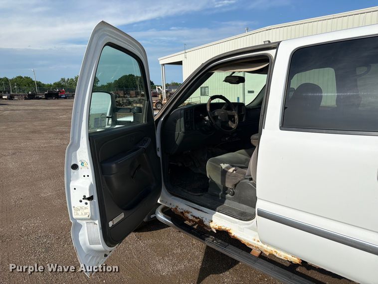 image for item FK3009 2006 GMC Sierra 2500HD Crew Cab pickup truck