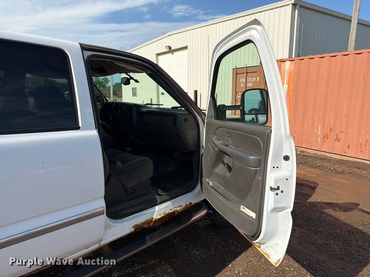 image for item FK3009 2006 GMC Sierra 2500HD Crew Cab pickup truck