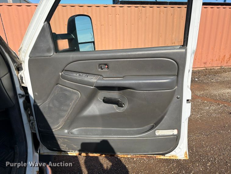 image for item FK3009 2006 GMC Sierra 2500HD Crew Cab pickup truck