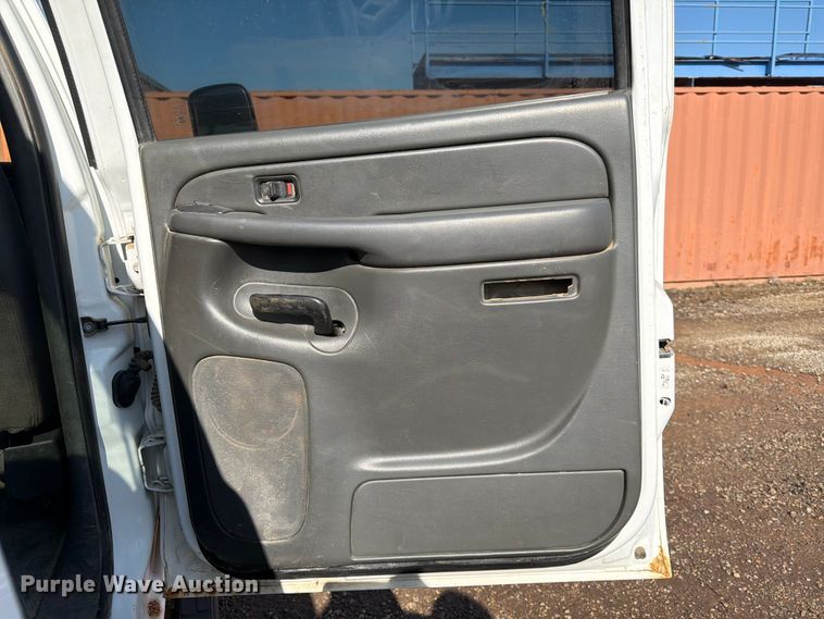 image for item FK3009 2006 GMC Sierra 2500HD Crew Cab pickup truck
