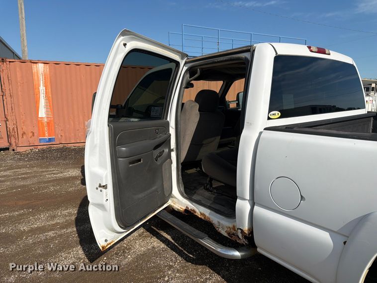 image for item FK3009 2006 GMC Sierra 2500HD Crew Cab pickup truck
