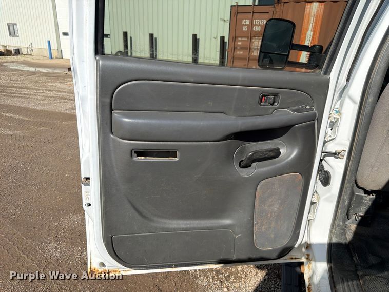 image for item FK3009 2006 GMC Sierra 2500HD Crew Cab pickup truck