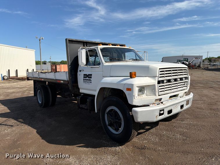 image for item FK3012 1982 Ford F700 flatbed truck