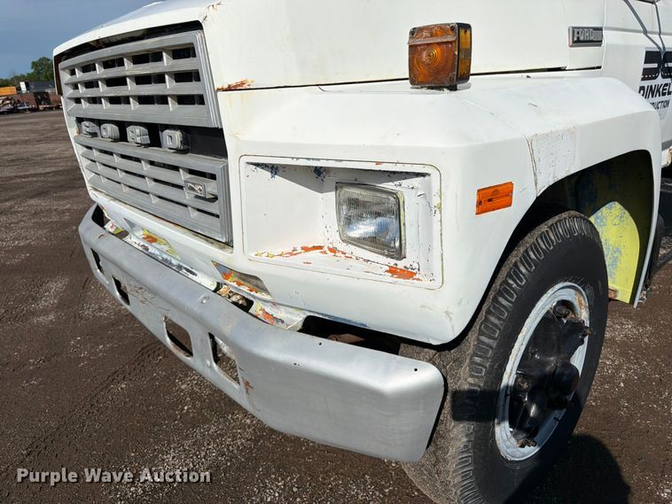 image for item FK3012 1982 Ford F700 flatbed truck