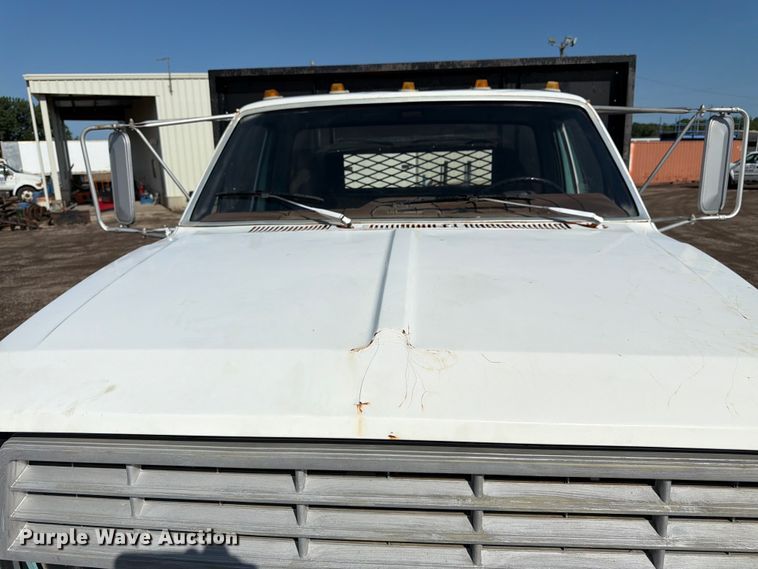 image for item FK3012 1982 Ford F700 flatbed truck