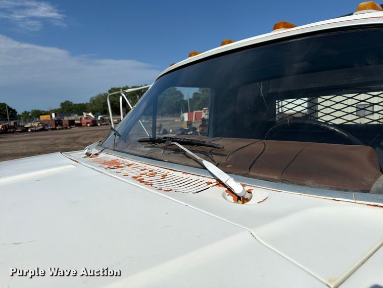image for item FK3012 1982 Ford F700 flatbed truck