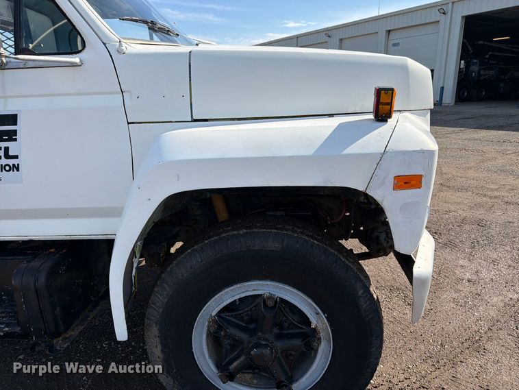 image for item FK3012 1982 Ford F700 flatbed truck