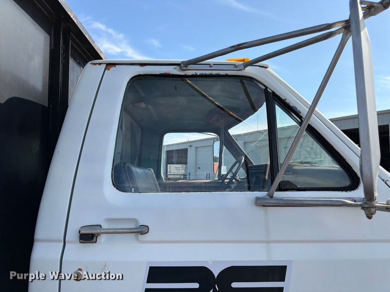 image for item FK3012 1982 Ford F700 flatbed truck