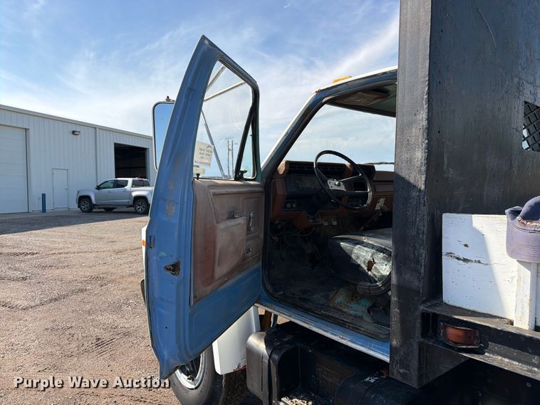 image for item FK3012 1982 Ford F700 flatbed truck