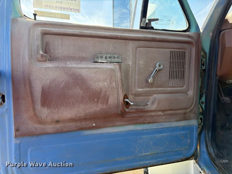 image for item FK3012 1982 Ford F700 flatbed truck