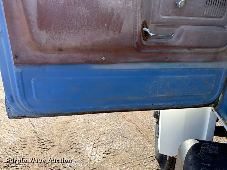 image for item FK3012 1982 Ford F700 flatbed truck