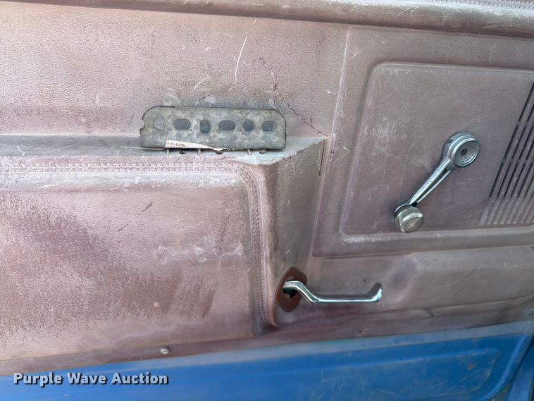image for item FK3012 1982 Ford F700 flatbed truck