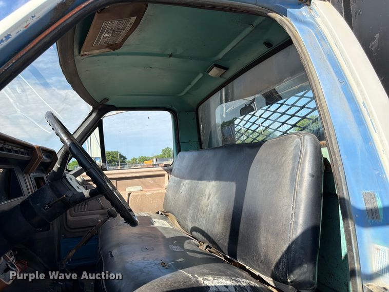 image for item FK3012 1982 Ford F700 flatbed truck