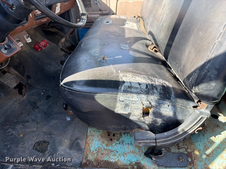 image for item FK3012 1982 Ford F700 flatbed truck