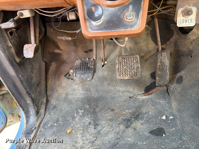 image for item FK3012 1982 Ford F700 flatbed truck