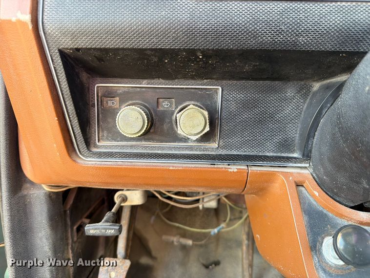 image for item FK3012 1982 Ford F700 flatbed truck