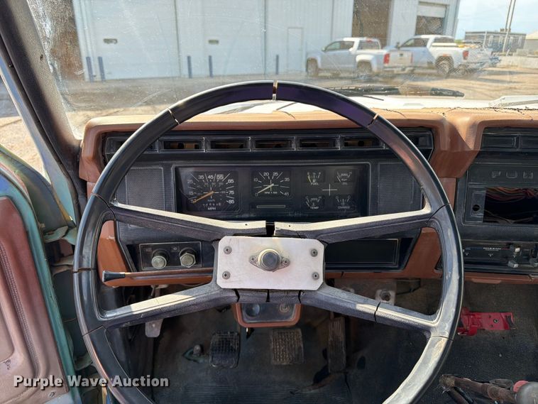 image for item FK3012 1982 Ford F700 flatbed truck