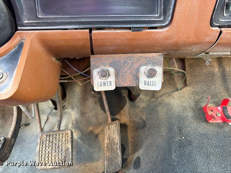image for item FK3012 1982 Ford F700 flatbed truck
