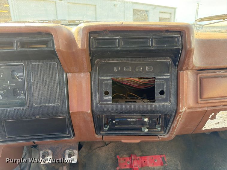 image for item FK3012 1982 Ford F700 flatbed truck